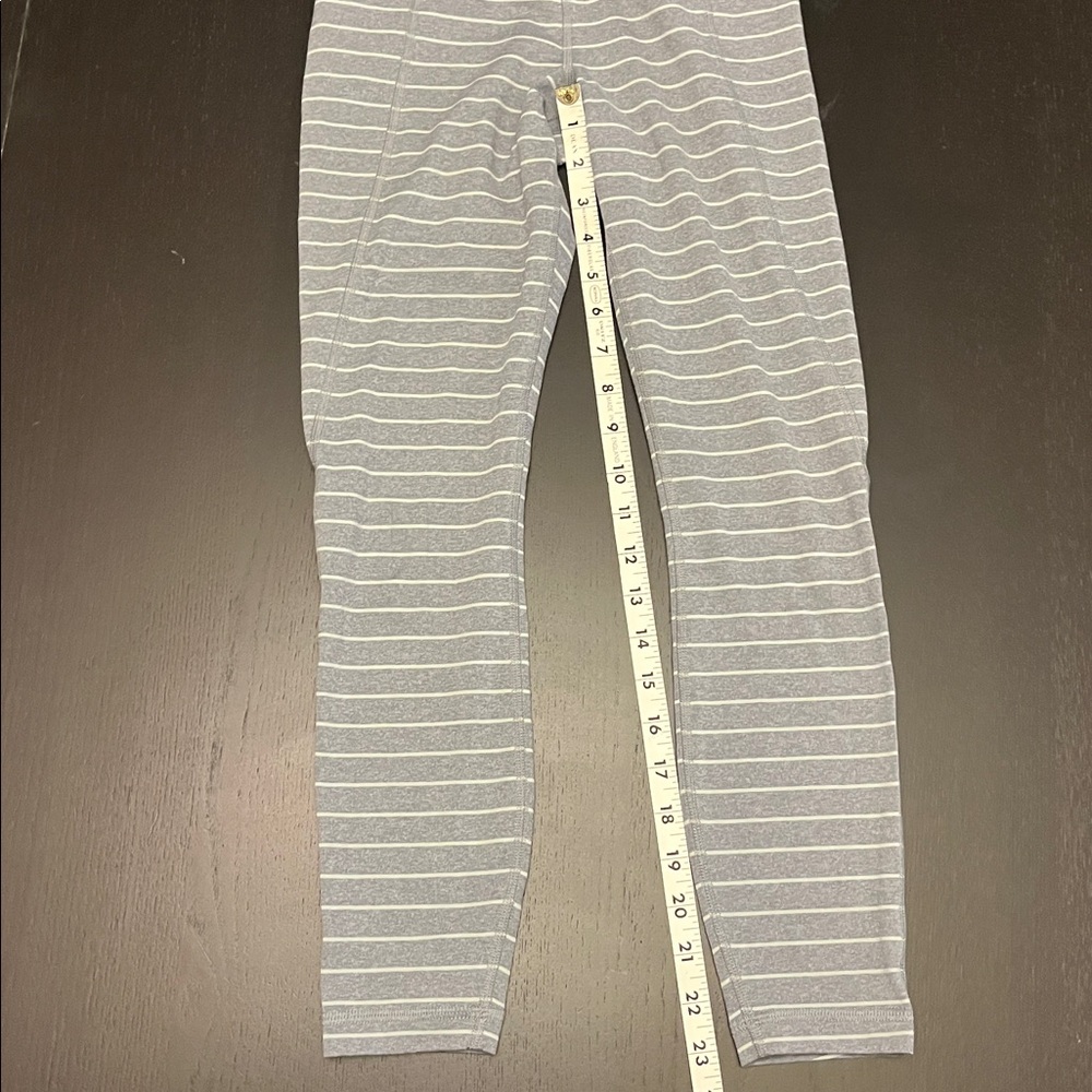 EUC Women’s Athleta XS Stripe Salutation 7/8 Tight - Picture 5 of 8